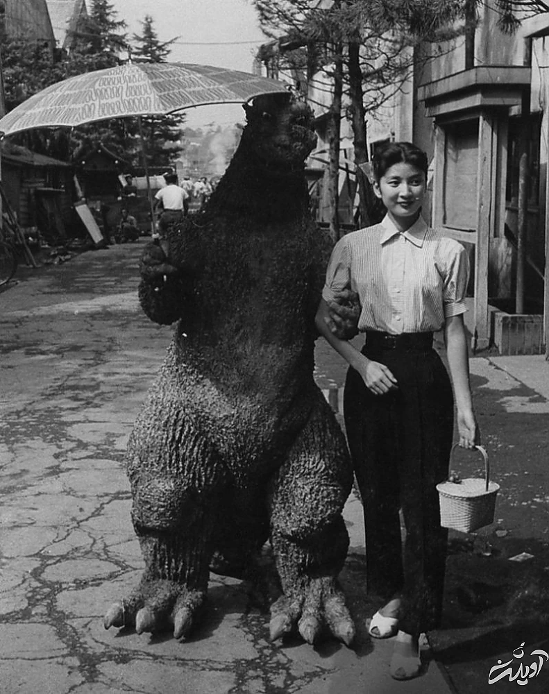 عکس‌هایی از پشت صحنۀ اولین فیلم «گودزیلا»؛ هفتاد سال قبل